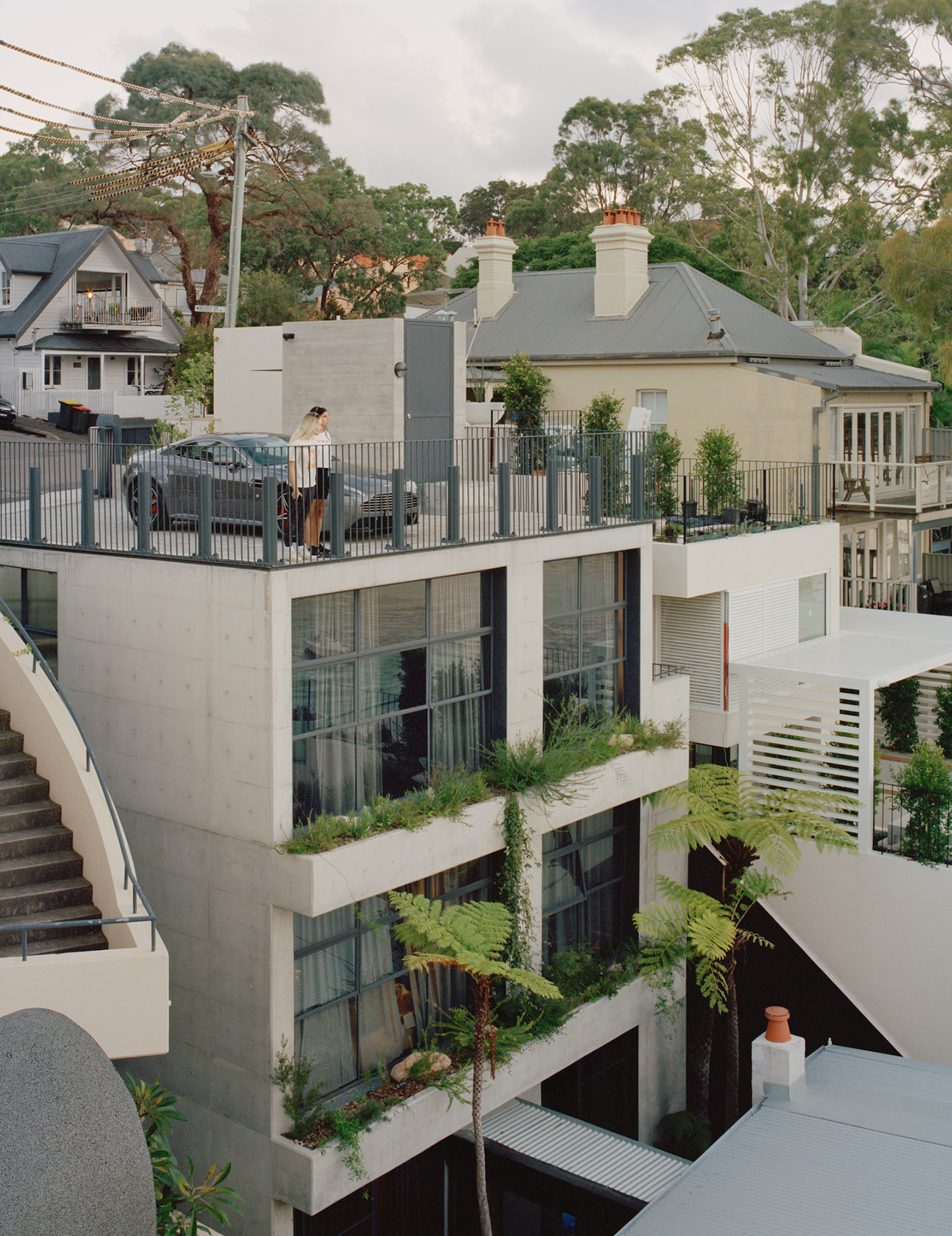 在悉尼港口的这间现代住宅中，倚着岩壁小酌