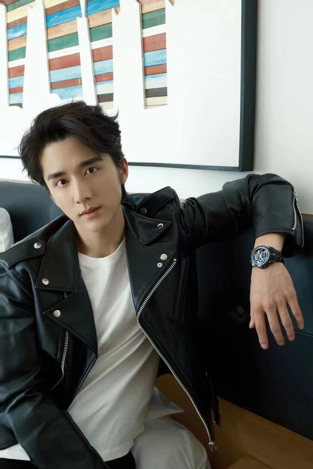 酷黑有型 闪耀锋芒 演员张新成佩戴罗杰杜彼Roger Dubuis 王者系列星际镂空黑色陶瓷腕表