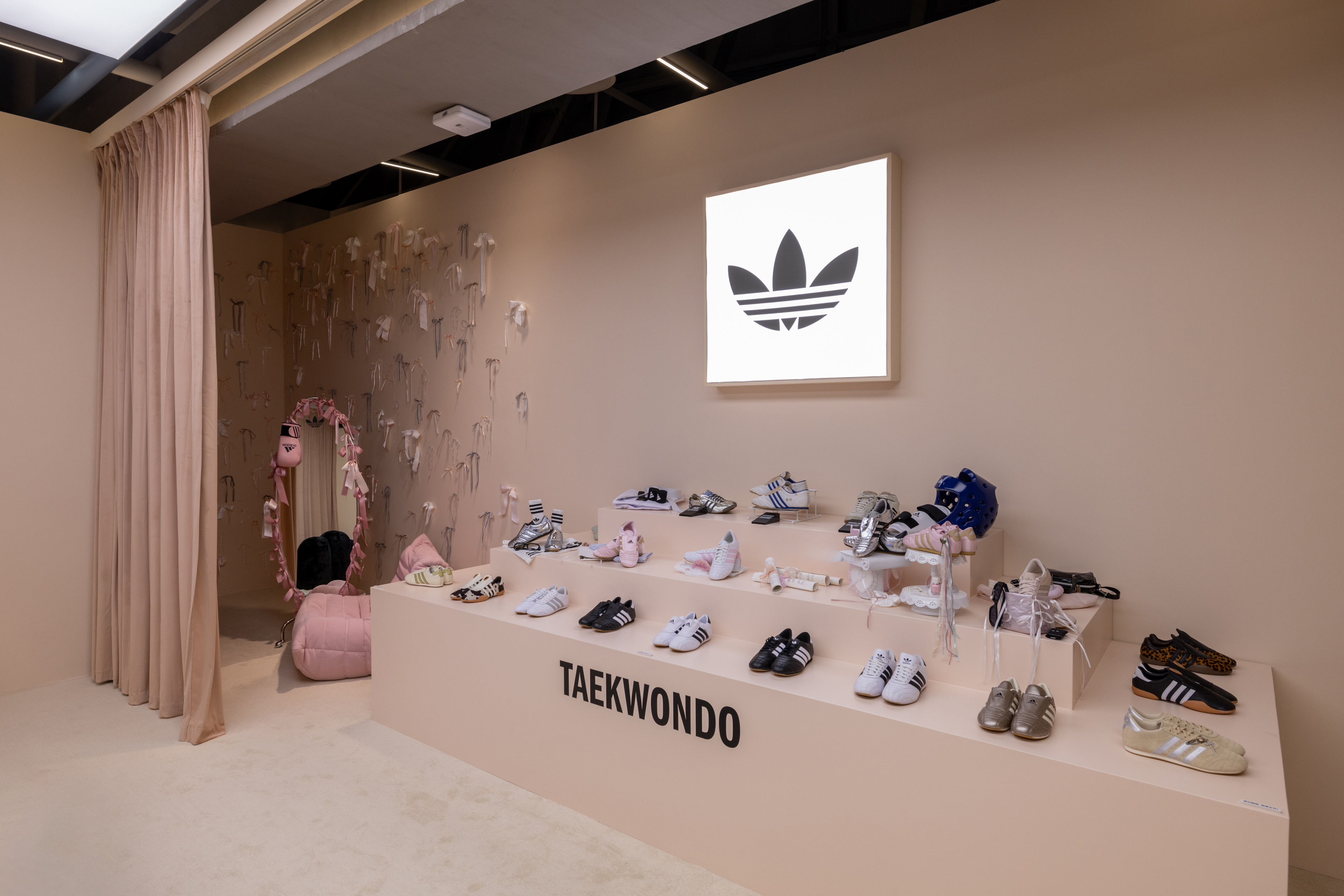 adidas于阿迪达斯北京三里屯品牌中心举办 三叶草复古运动馆展览