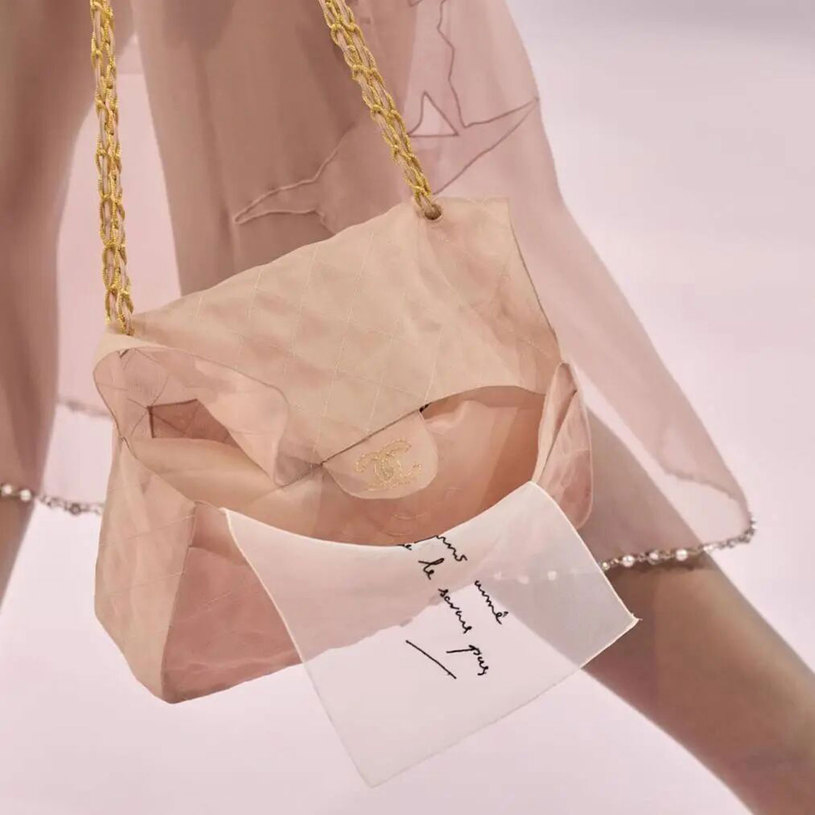 Matthieu Blazy的CHANEL高定首秀,挺“叛逆”的