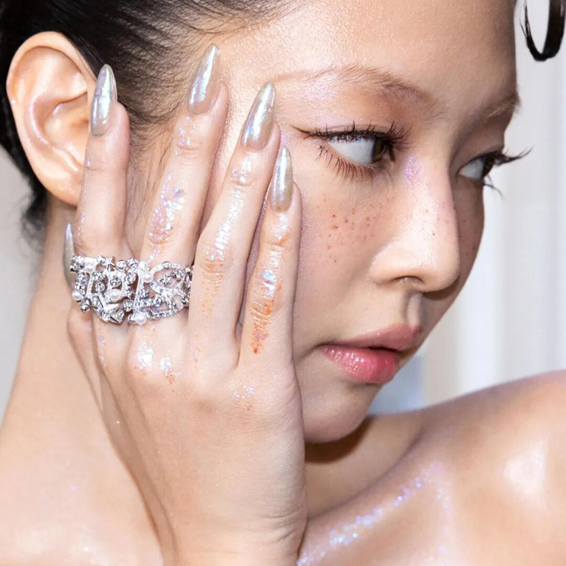 Clean girl妆容2.0：湿气美学